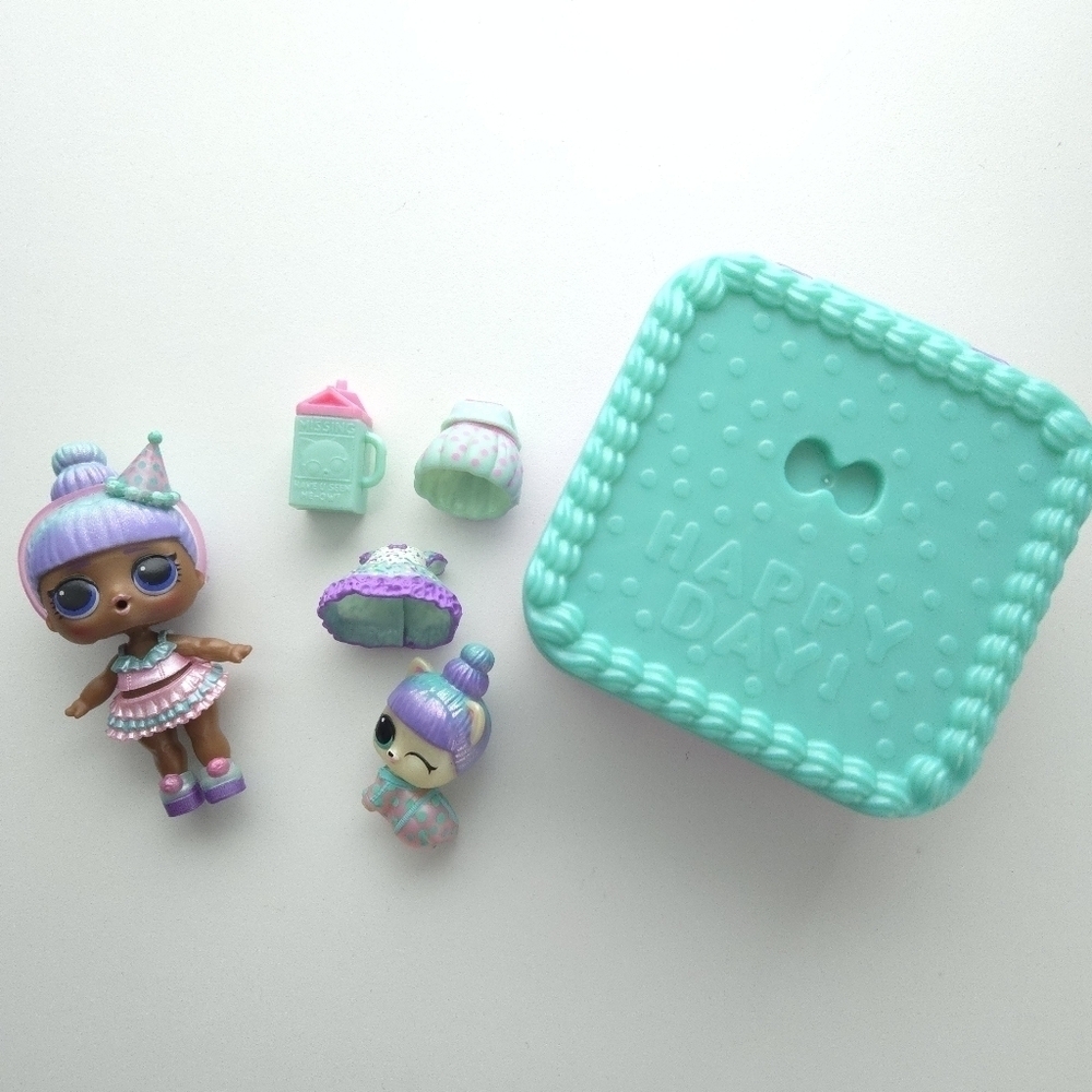 LOL Surprise Deluxe Present Surprise Doll, Pet and Accessories